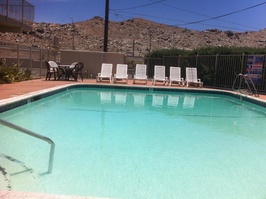 ויקטורוויל Hilltop Inn & Suites מראה חיצוני תמונה