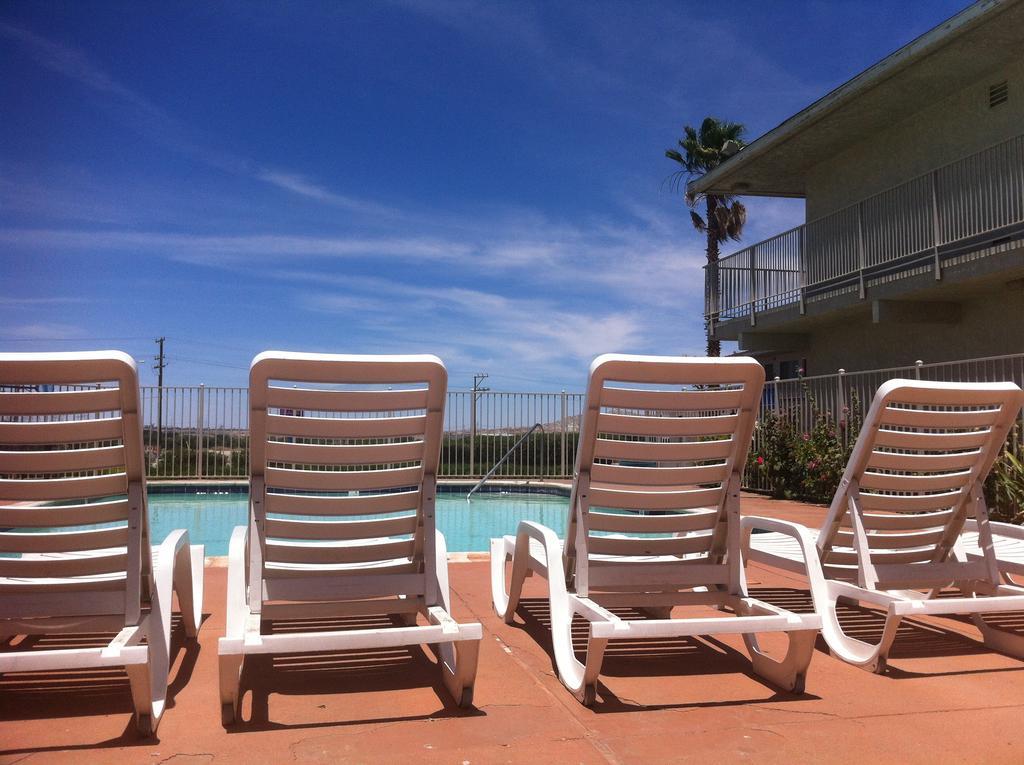 ויקטורוויל Hilltop Inn & Suites מראה חיצוני תמונה