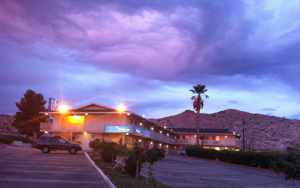 ויקטורוויל Hilltop Inn & Suites מראה חיצוני תמונה